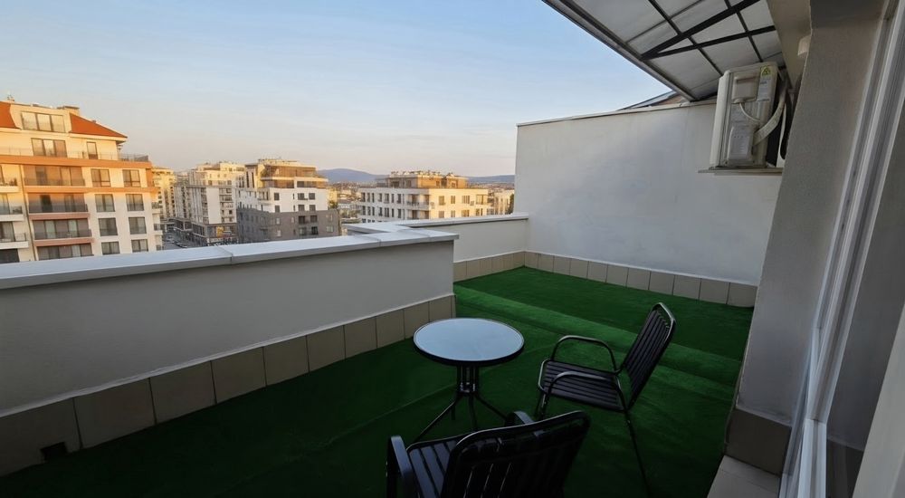dvustaen-apartament-80-kvm-pod-naem-sofia-posleden-etazh-panoramna-terasa-3 Top floor terrace with artificial grass and city skyline