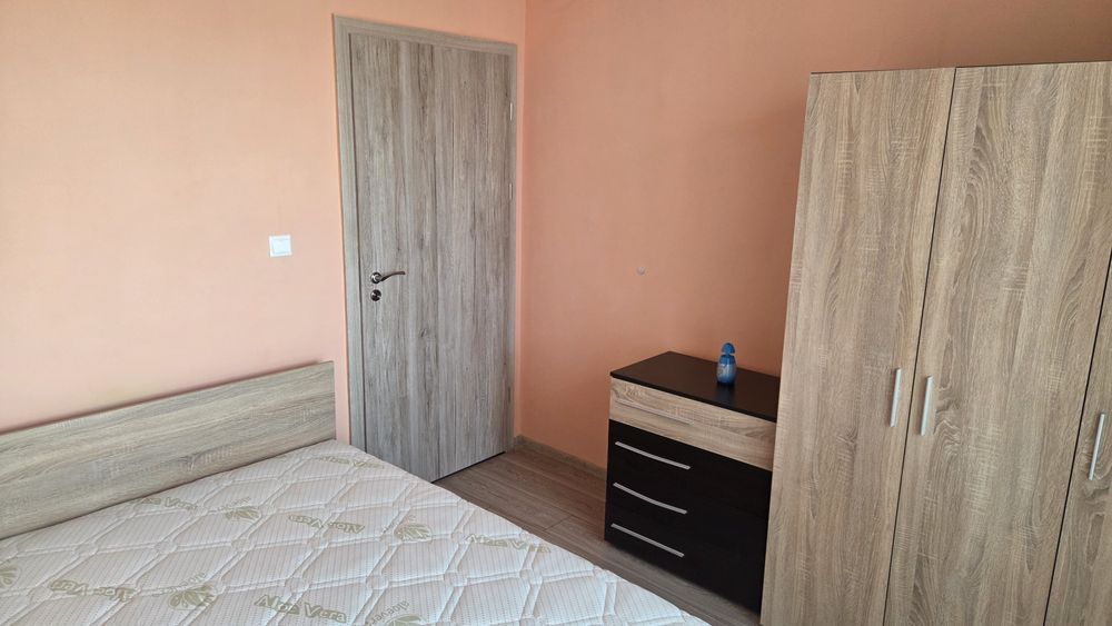 dvustaen-apartament-80-kvm-pod-naem-sofia-posleden-etazh-panoramna-terasa-4 Bedroom with wooden furniture, pink walls and balcony access