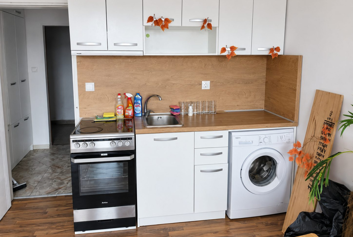 ednostaen-apartament-25-kvm-prodazhba-pavlovo-sofia-maze-2 Модерна кухня с бял шкаф и дървена работна плоча