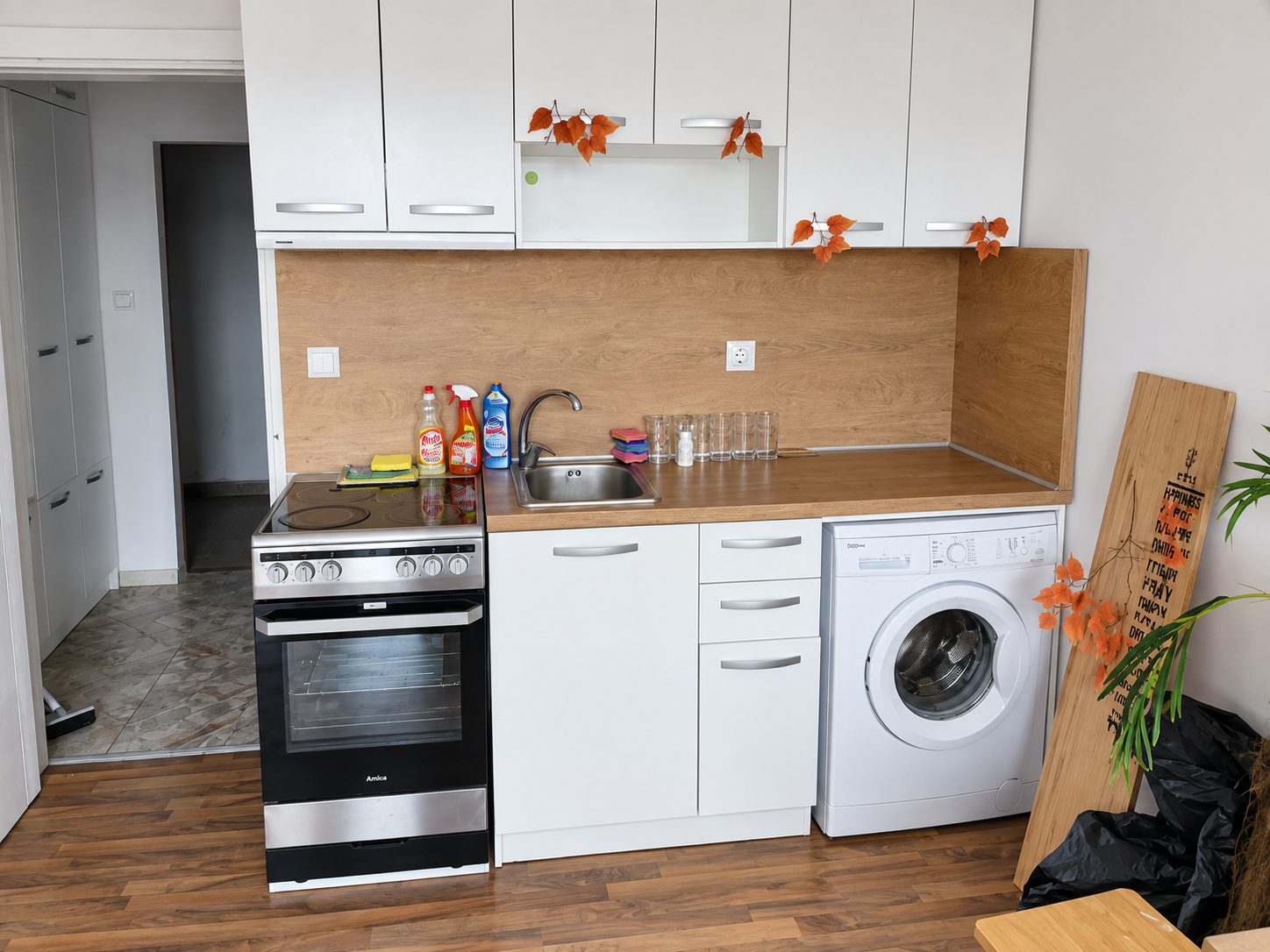 ednostaen-apartament-25-kvm-prodazhba-pavlovo-sofia-maze-2 Модерна кухня с бял шкаф и дървена работна плоча