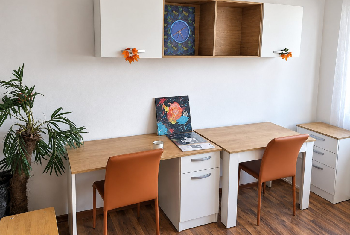 ednostaen-apartament-25-kvm-prodazhba-pavlovo-sofia-maze-3 Работни маси с оранжеви столове и съхранение