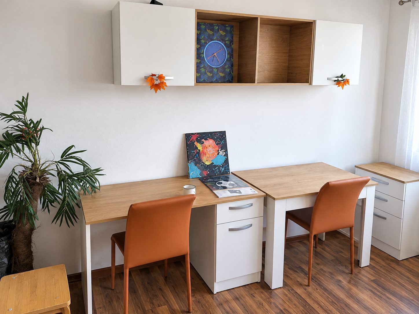 ednostaen-apartament-25-kvm-prodazhba-pavlovo-sofia-maze-3 Работни маси с оранжеви столове и съхранение