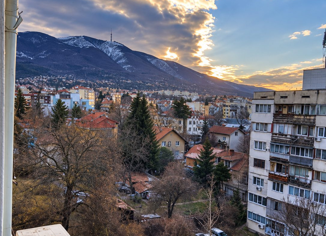 ednostaen-apartament-25-kvm-prodazhba-pavlovo-sofia-maze-7 Прозорец с оранжеви завеси и климатик