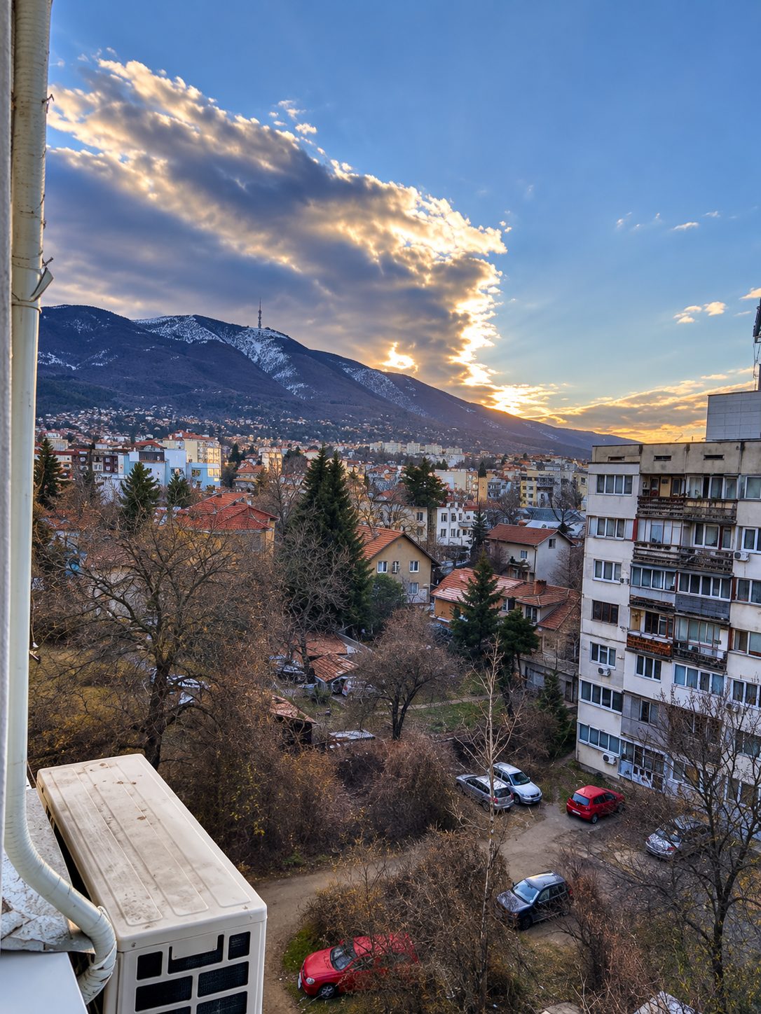 ednostaen-apartament-25-kvm-prodazhba-pavlovo-sofia-maze-7 Прозорец с оранжеви завеси и климатик