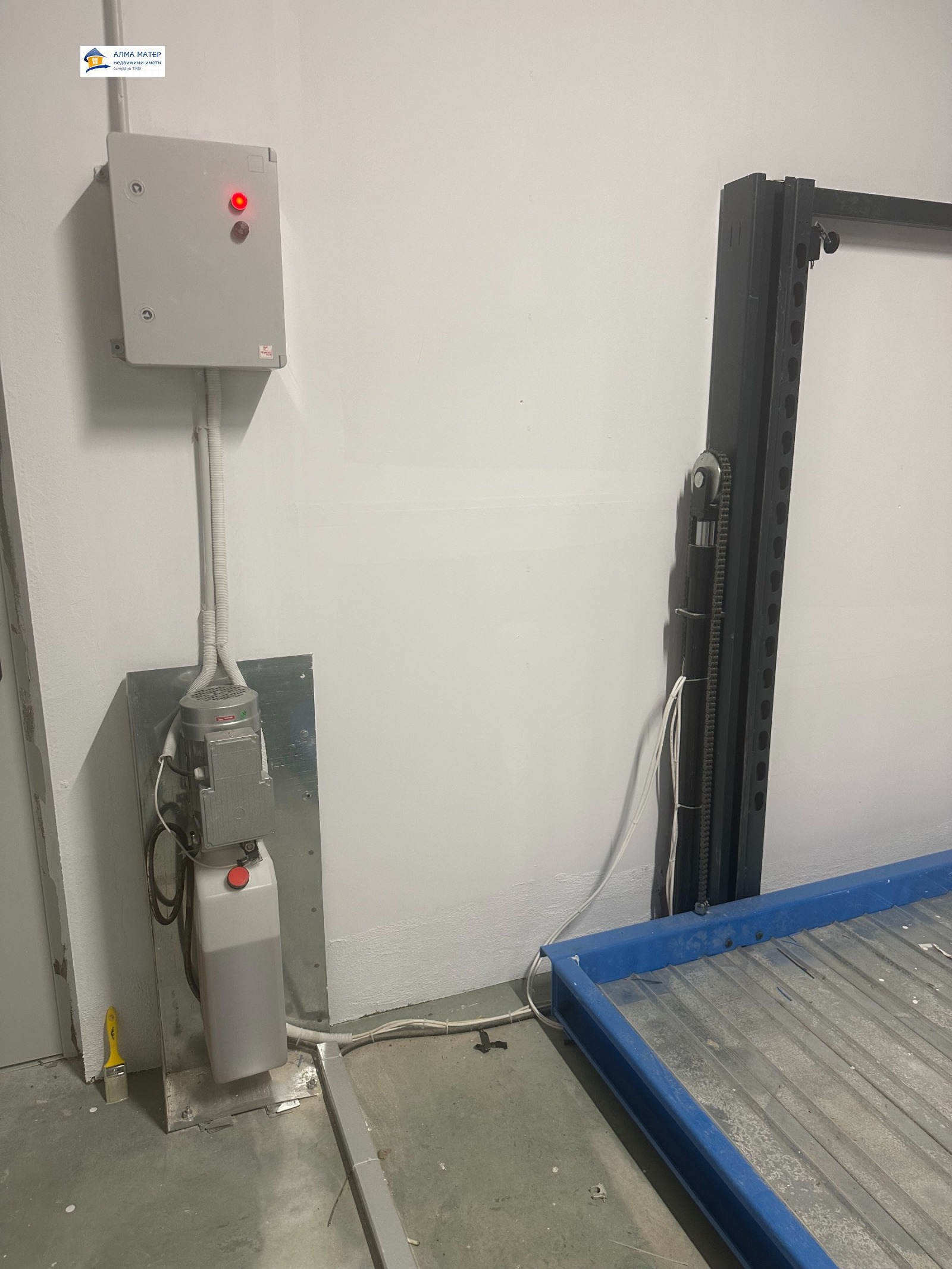 garazh-43-kv-m-pod-naem-lyulin-10-za-dva-avtomobila-11 Управление кутия гараж врата с светофар индикатор
