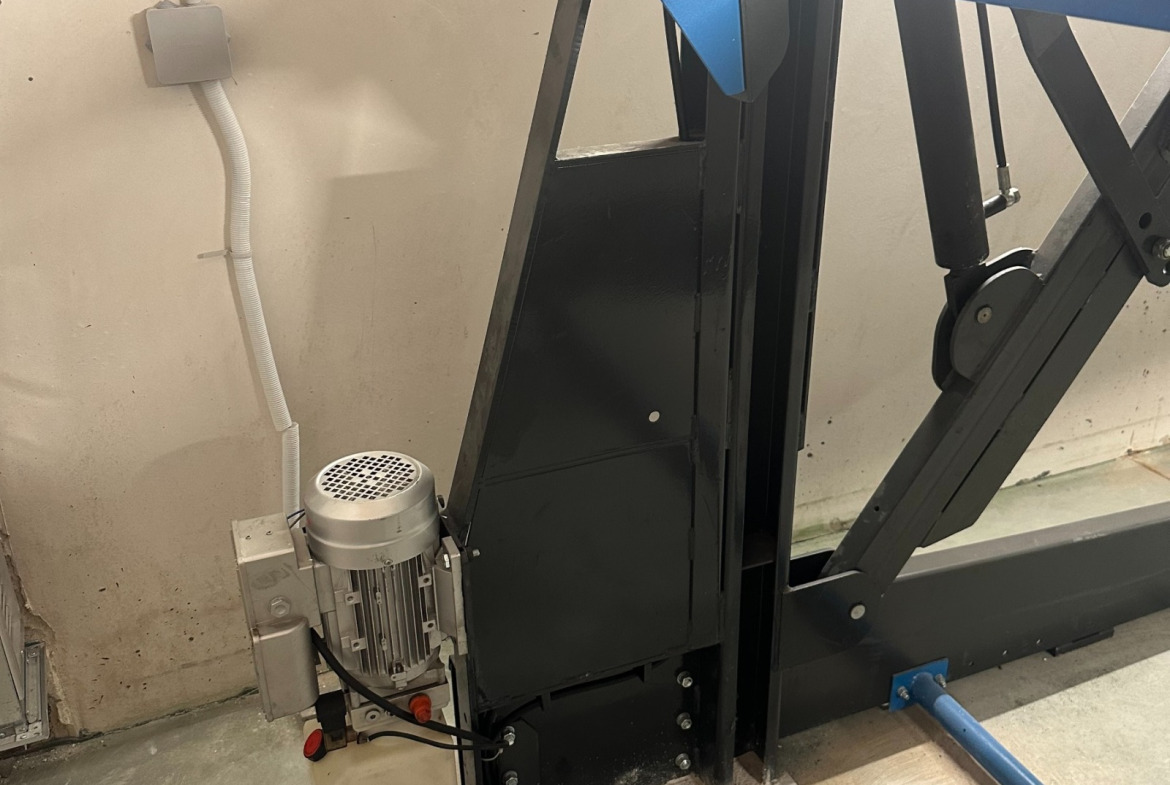 garazh-43-kv-m-pod-naem-lyulin-10-za-dva-avtomobila-12 Гаража врата механизъм, синя платформа видима