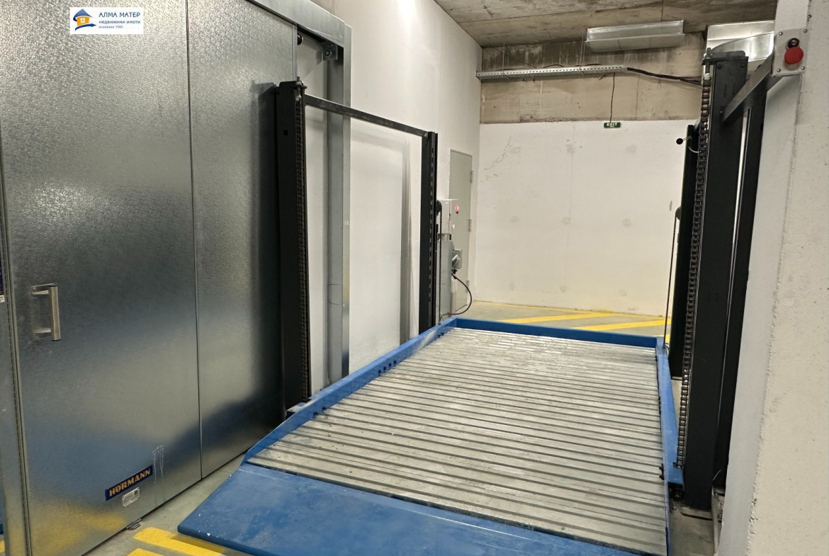 garazh-43-kv-m-pod-naem-lyulin-10-za-dva-avtomobila-3 Гараж интериор, бяла стена, синя платформа