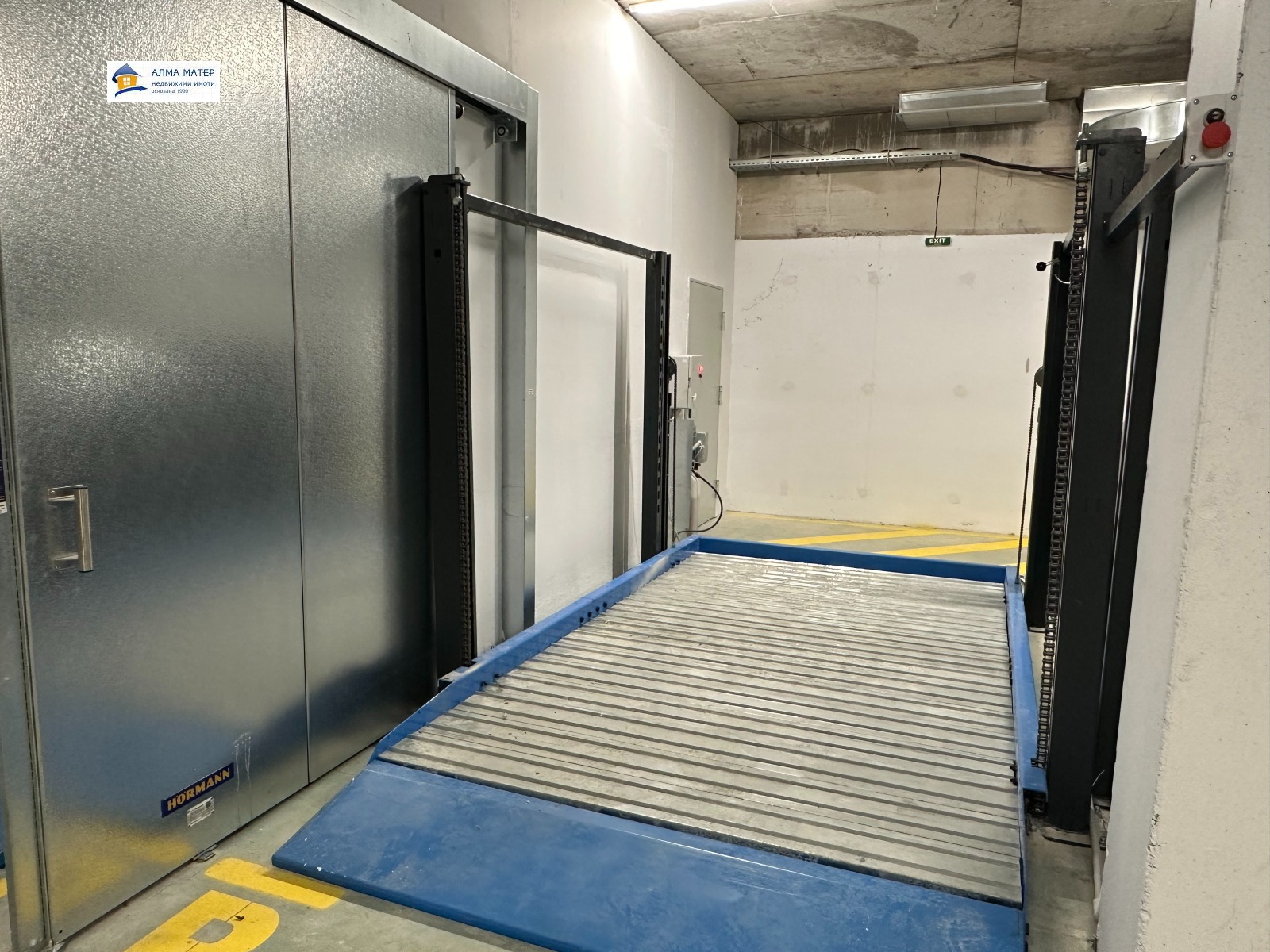 garazh-43-kv-m-pod-naem-lyulin-10-za-dva-avtomobila-3 Гараж интериор, бяла стена, синя платформа