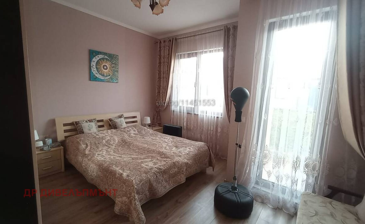 Спално помещение с планински пейзаж