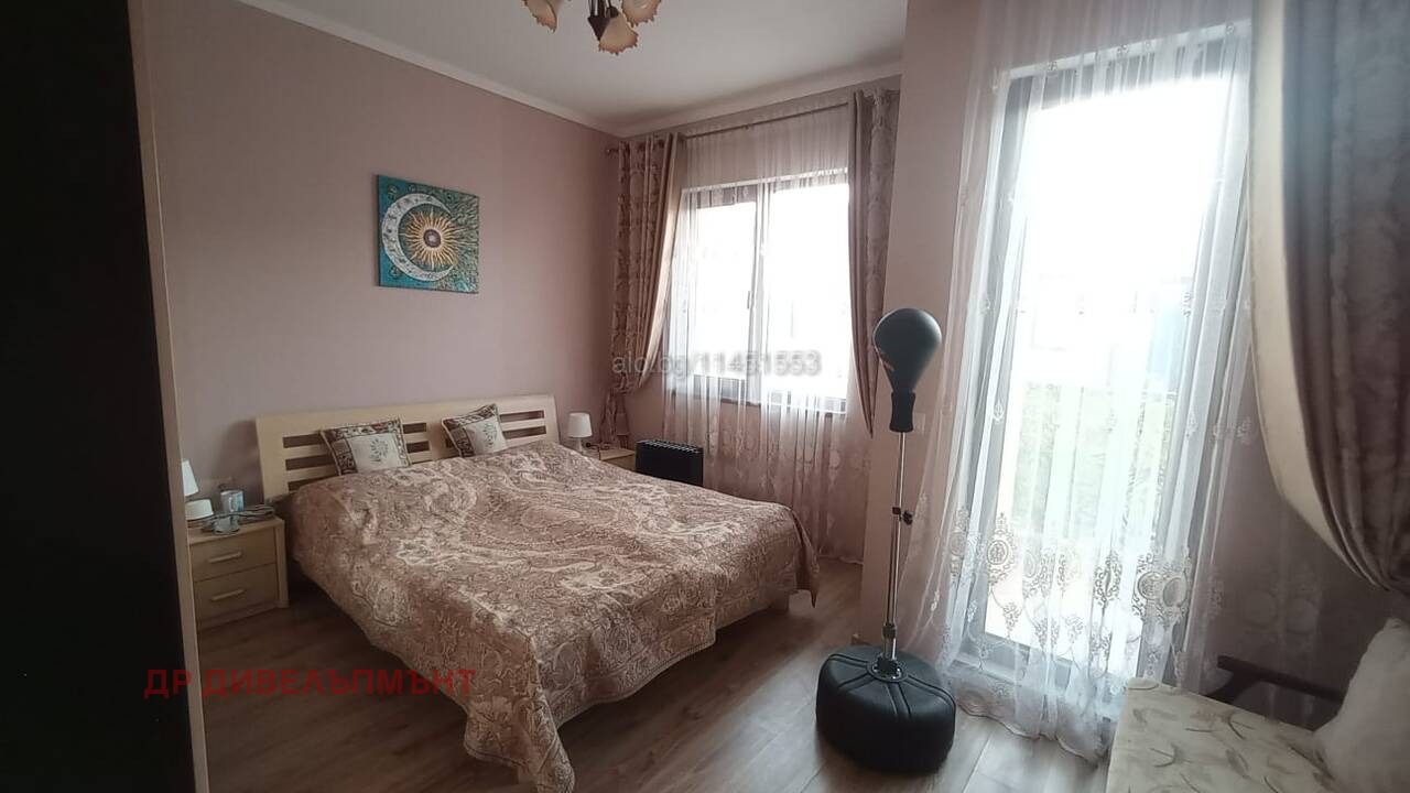 Спално помещение с планински пейзаж