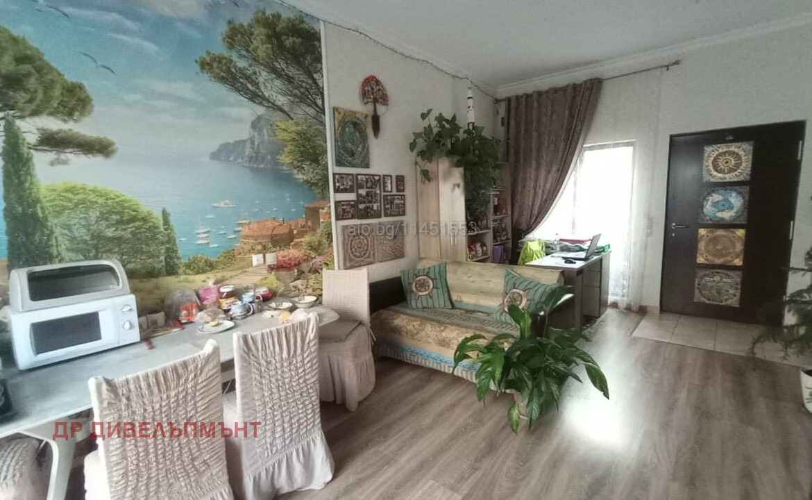 Просторна дневна с декорация море