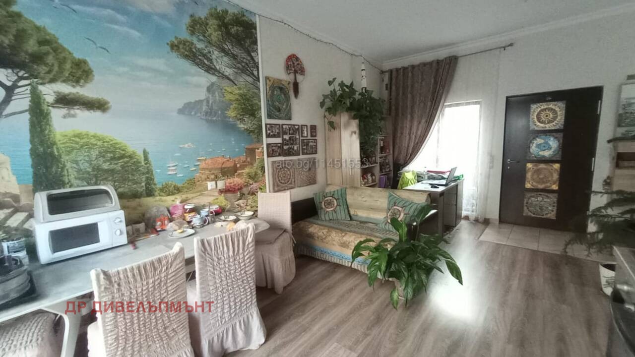 Просторна дневна с декорация море