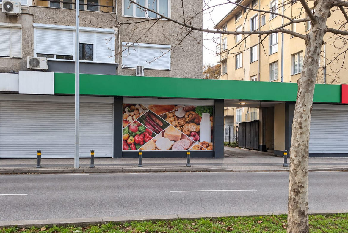 magazin-110-kvm-prodava-plovdiv-tsentar-s-ofis-i-biznes-2 Commercial space with green and red facade and shop windows