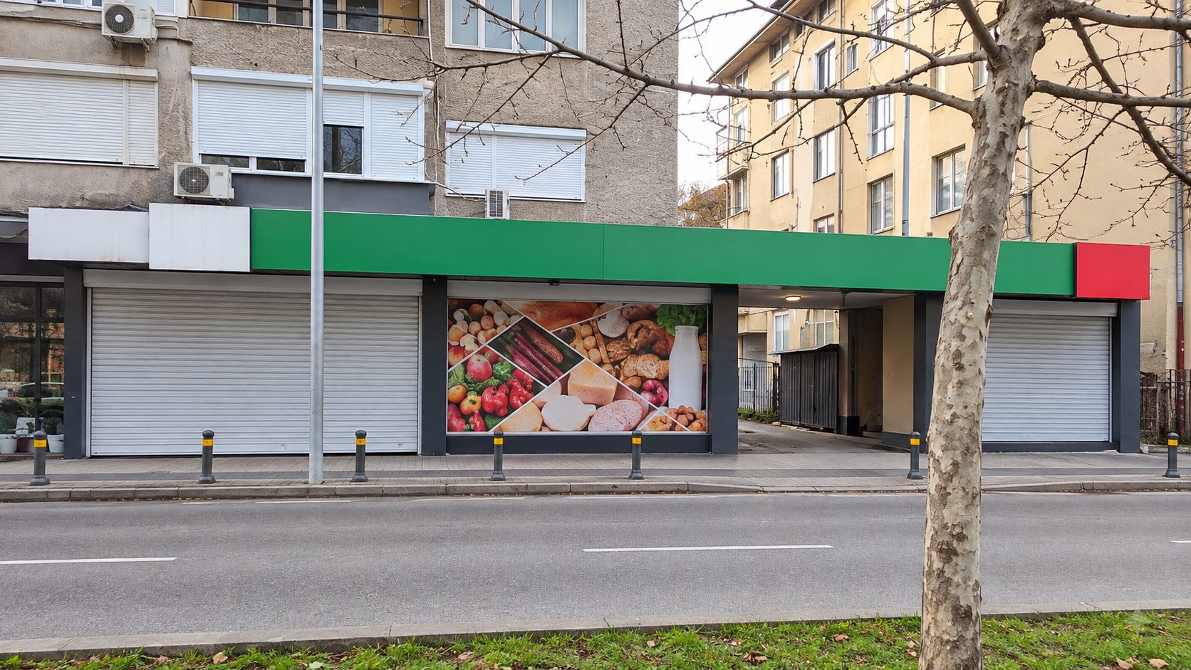 magazin-110-kvm-prodava-plovdiv-tsentar-s-ofis-i-biznes-2 Commercial space with green and red facade and shop windows
