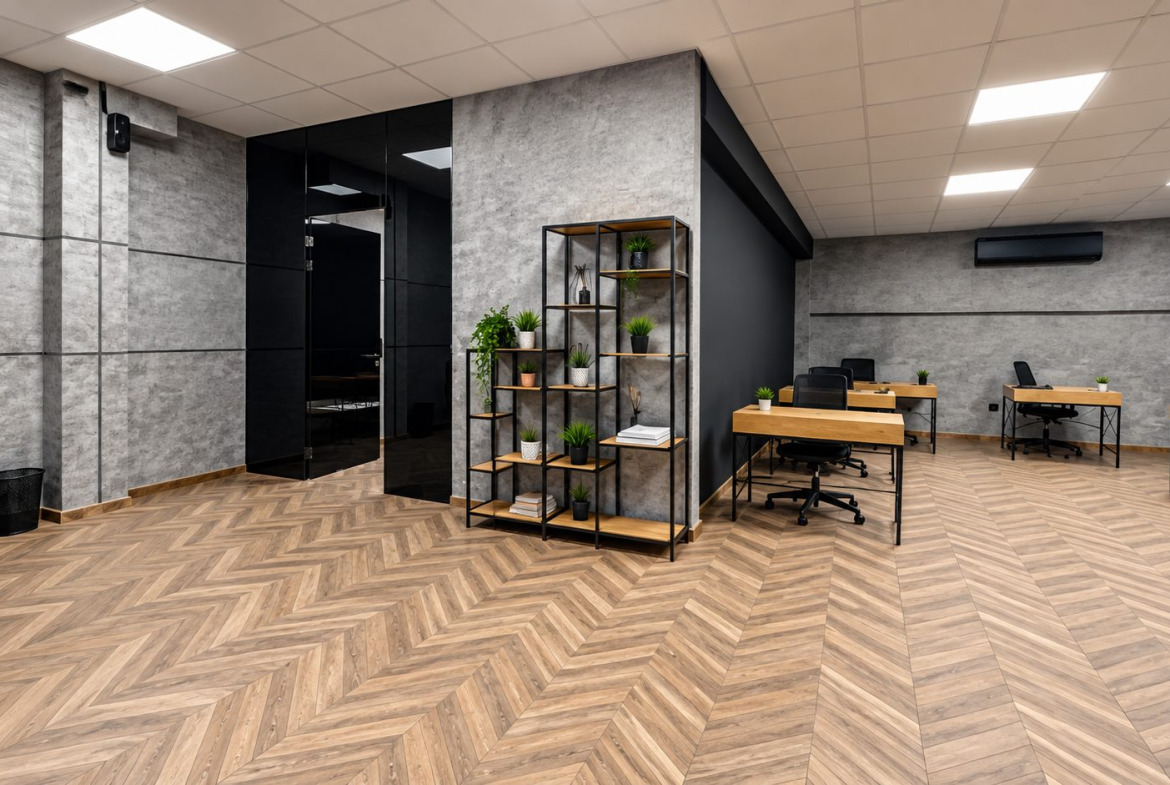magazin-151-sqm-prodava-varna-konfuto-3 Conference room with wooden tables and green chairs
