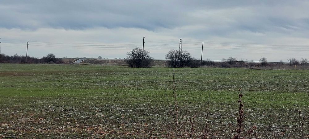 parcel-15000-sqm-prodazhba-vidin-do-magistrala-5 Terres agricoles avec lignes électriques et horizon montagneux