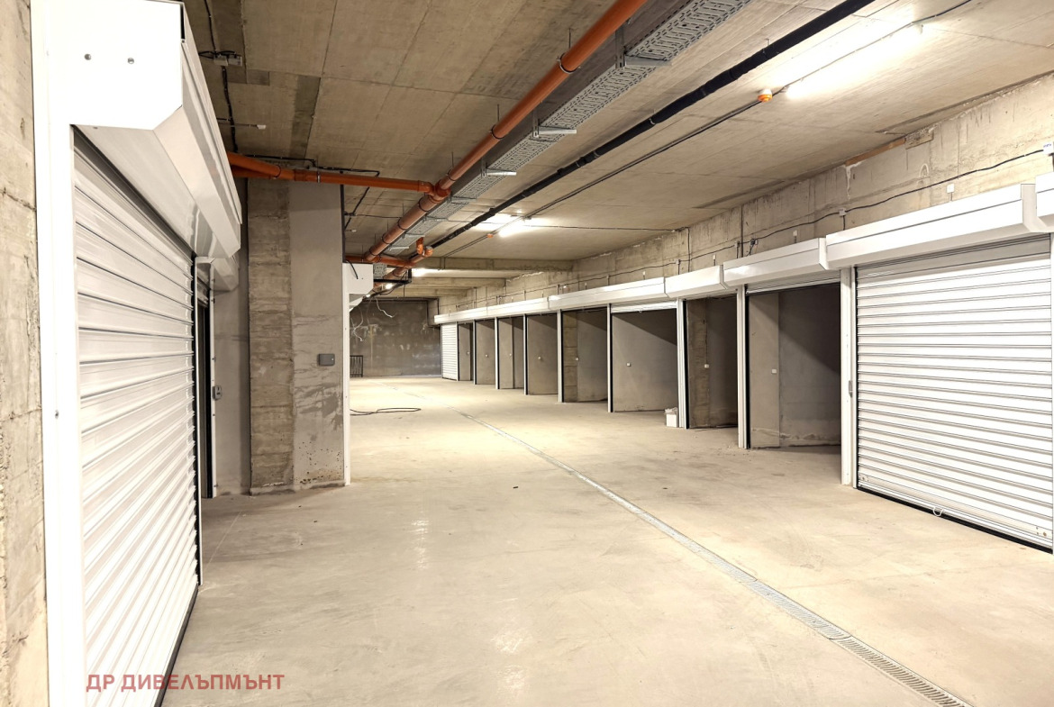 sklad-25-sqm-pod-naem-studentski-grad-sofia-novo-stroitelstvo-2 Редица бели метални врати на складове