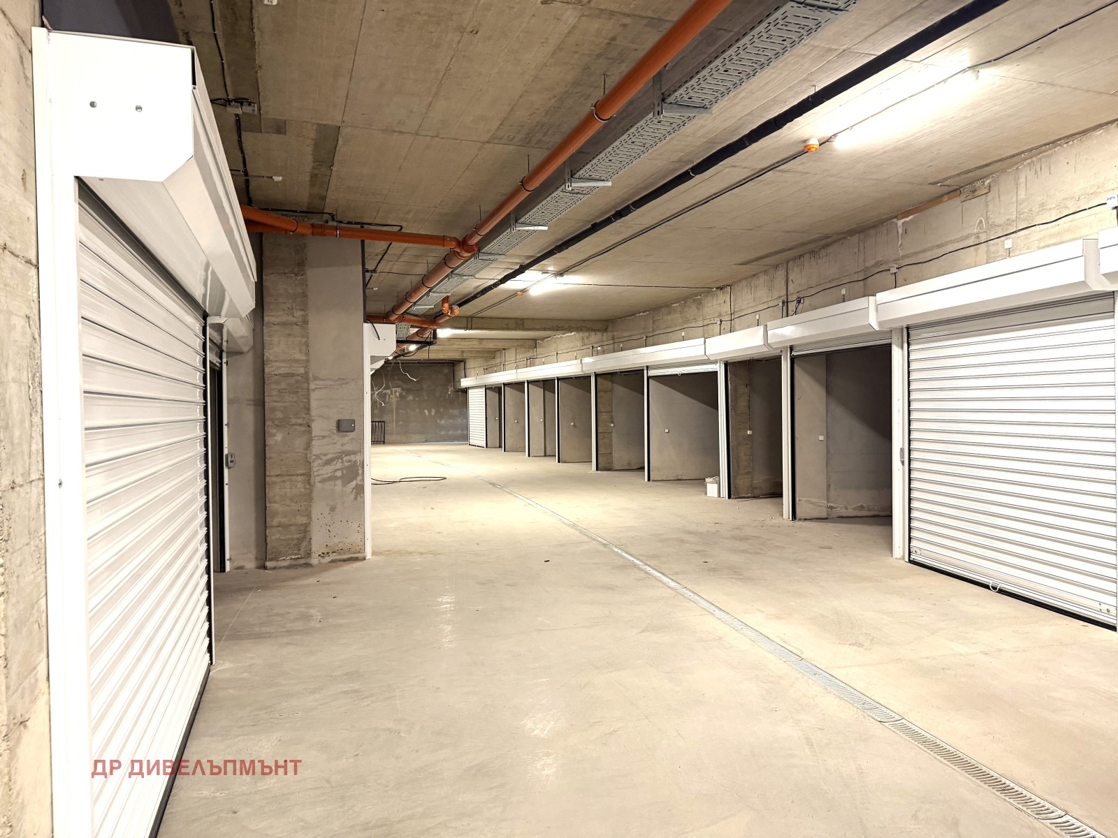 sklad-25-sqm-pod-naem-studentski-grad-sofia-novo-stroitelstvo-2 Редица бели метални врати на складове