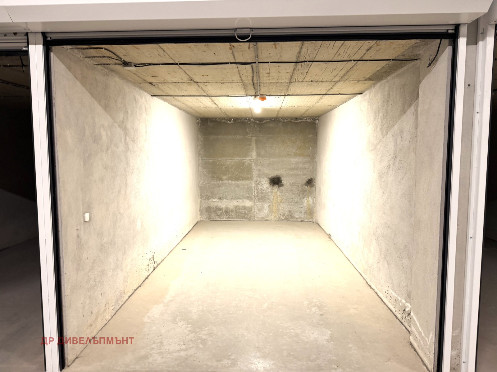 sklad-25-sqm-pod-naem-studentski-grad-sofia-novo-stroitelstvo-3 Интериор на индивидуален хангар със светлина
