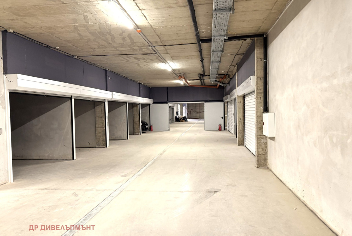 sklad-25-sqm-pod-naem-studentski-grad-sofia-novo-stroitelstvo-4 Коридор с множество складови единици подред