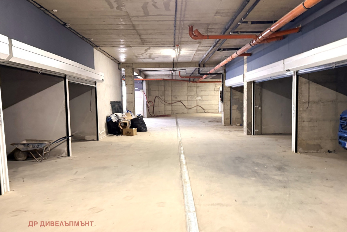 sklad-25-sqm-pod-naem-studentski-grad-sofia-novo-stroitelstvo-5 Бетонен под и оранжеви тръби в хангар