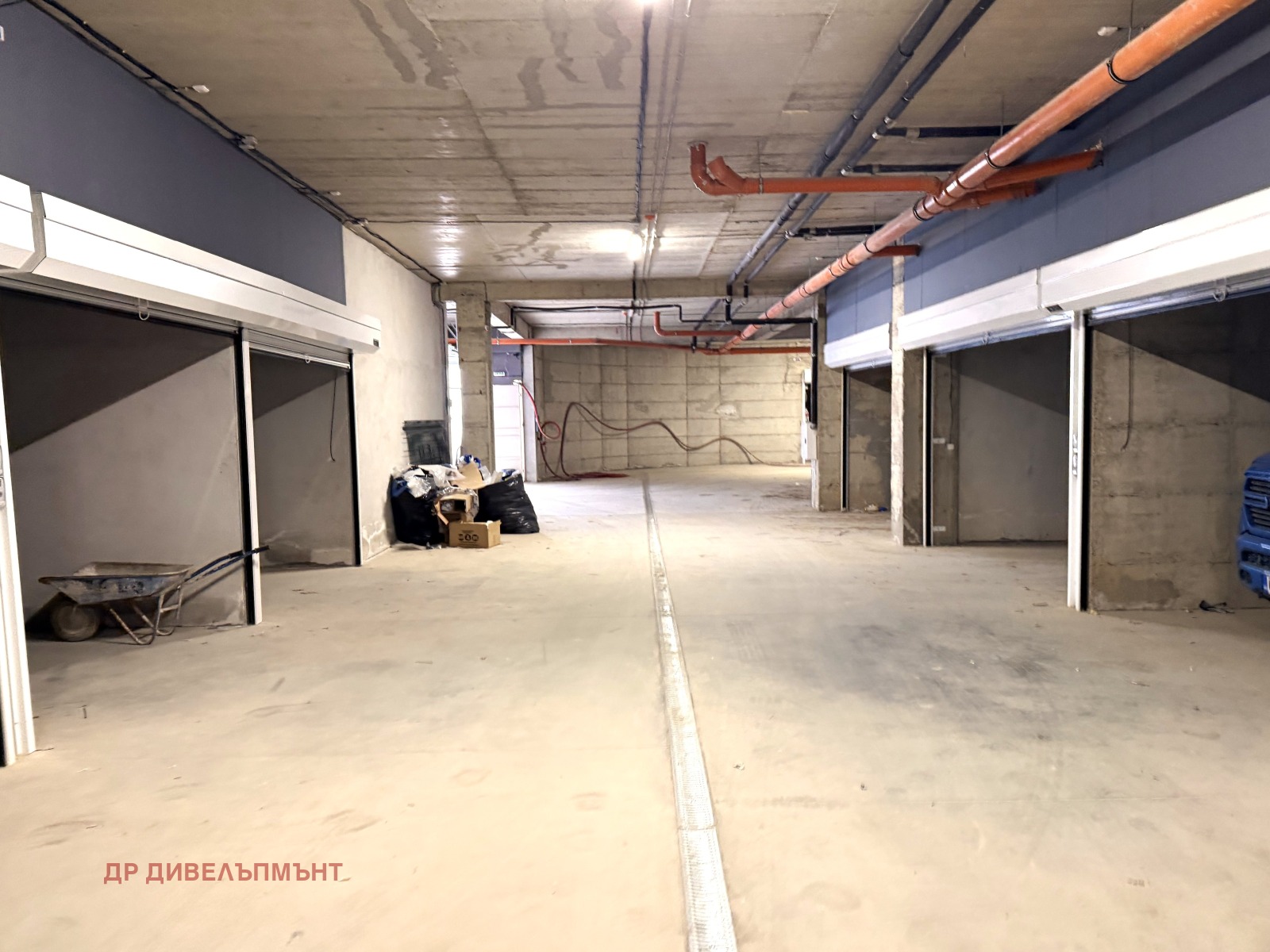 sklad-25-sqm-pod-naem-studentski-grad-sofia-novo-stroitelstvo-5 Бетонен под и оранжеви тръби в хангар