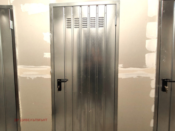 Метална врата на складово помещение с вентилационни отвори