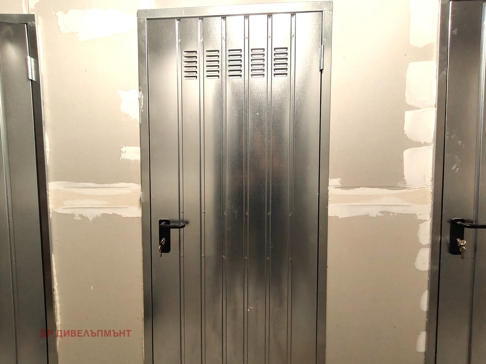 sklad-5-sqm-pod-naem-suhata-reka-sofiya-kontroliran-dostap-1 Метална врата на складово помещение с вентилационни отвори
