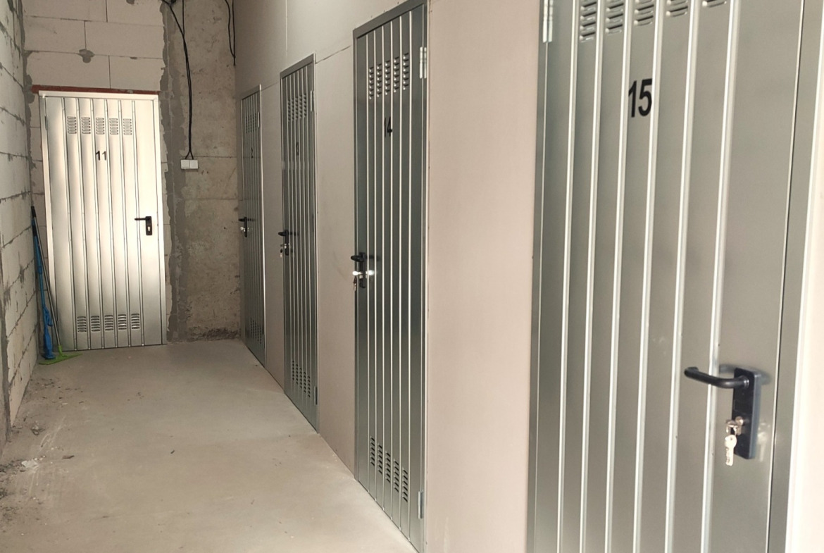sklad-5-sqm-pod-naem-suhata-reka-sofiya-kontroliran-dostap-2 Коридор със няколко метални врати на складове