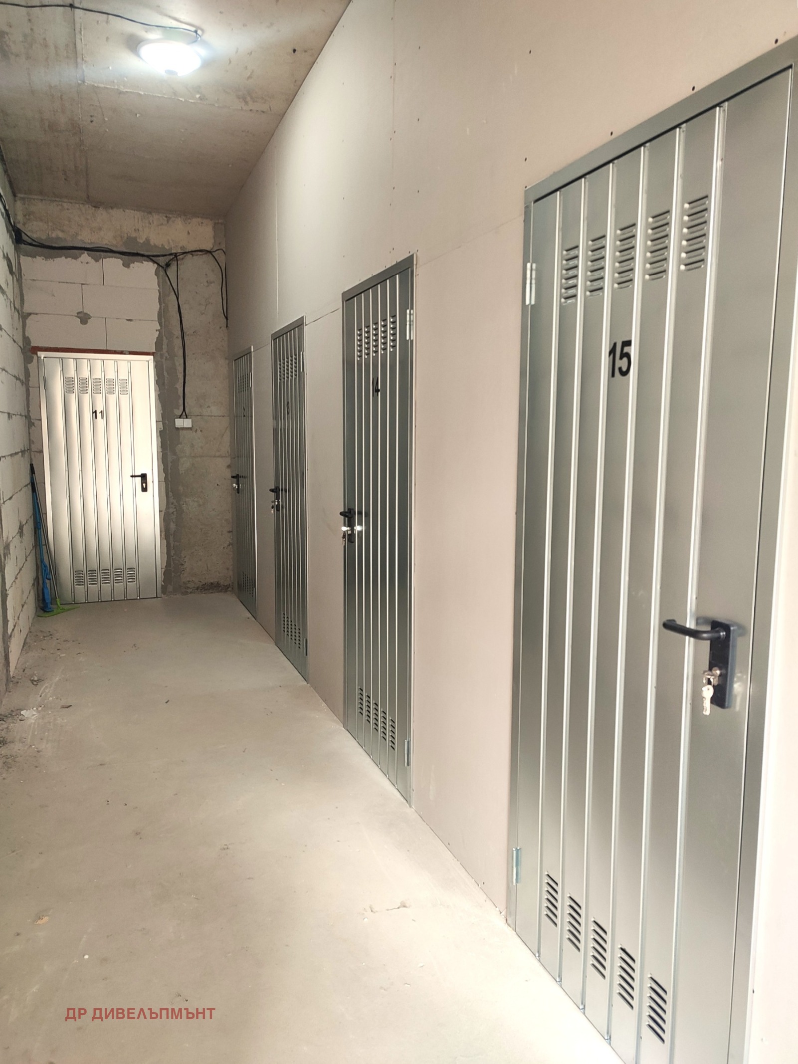 sklad-5-sqm-pod-naem-suhata-reka-sofiya-kontroliran-dostap-2 Коридор със няколко метални врати на складове