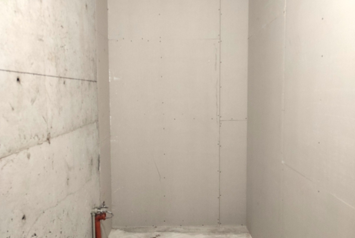 sklad-5-sqm-pod-naem-suhata-reka-sofiya-kontroliran-dostap-3 Вътрешност на складово помещение с бетонни стени