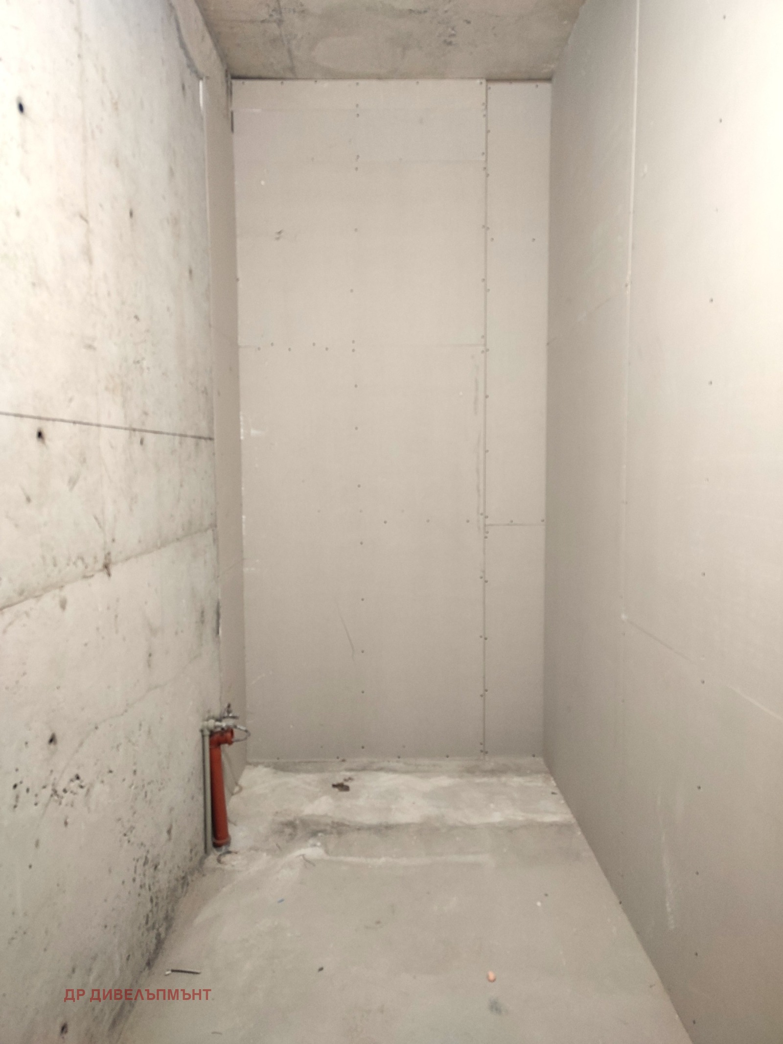 sklad-5-sqm-pod-naem-suhata-reka-sofiya-kontroliran-dostap-3 Вътрешност на складово помещение с бетонни стени