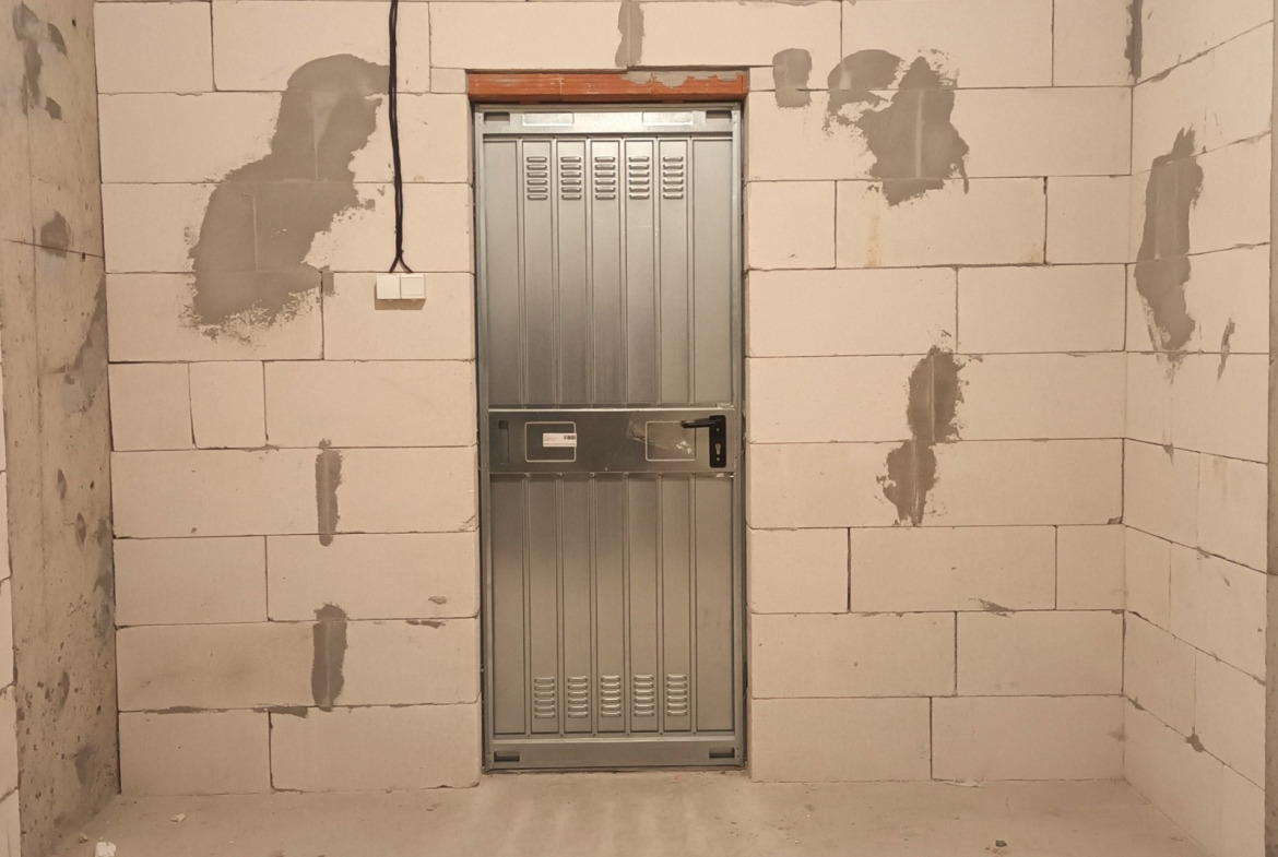 sklad-7-sqm-pod-naem-sofiya-suhata-reka-kontroliran-dostap-3 Номер 22 врата с вентилационни отвори отблизо