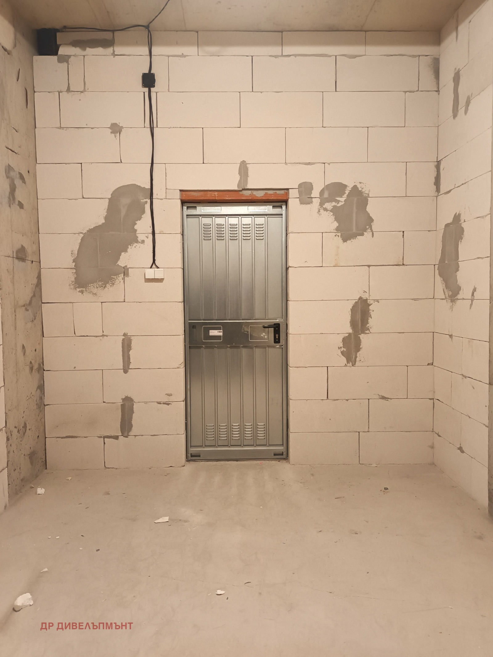 sklad-7-sqm-pod-naem-sofiya-suhata-reka-kontroliran-dostap-3 Номер 22 врата с вентилационни отвори отблизо
