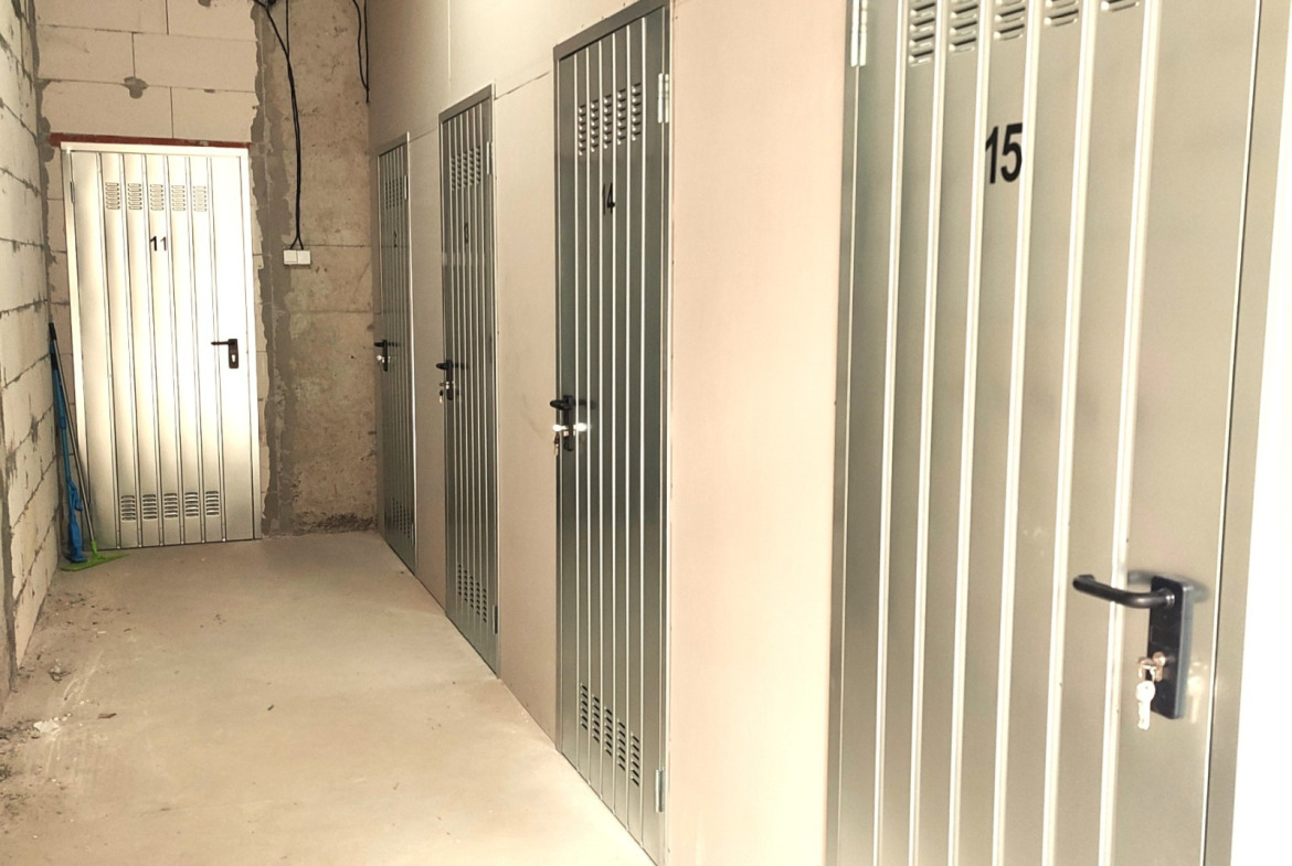 sklad-7-sqm-pod-naem-sofiya-suhata-reka-kontroliran-dostap-6 Редица метални врати на складови помещения