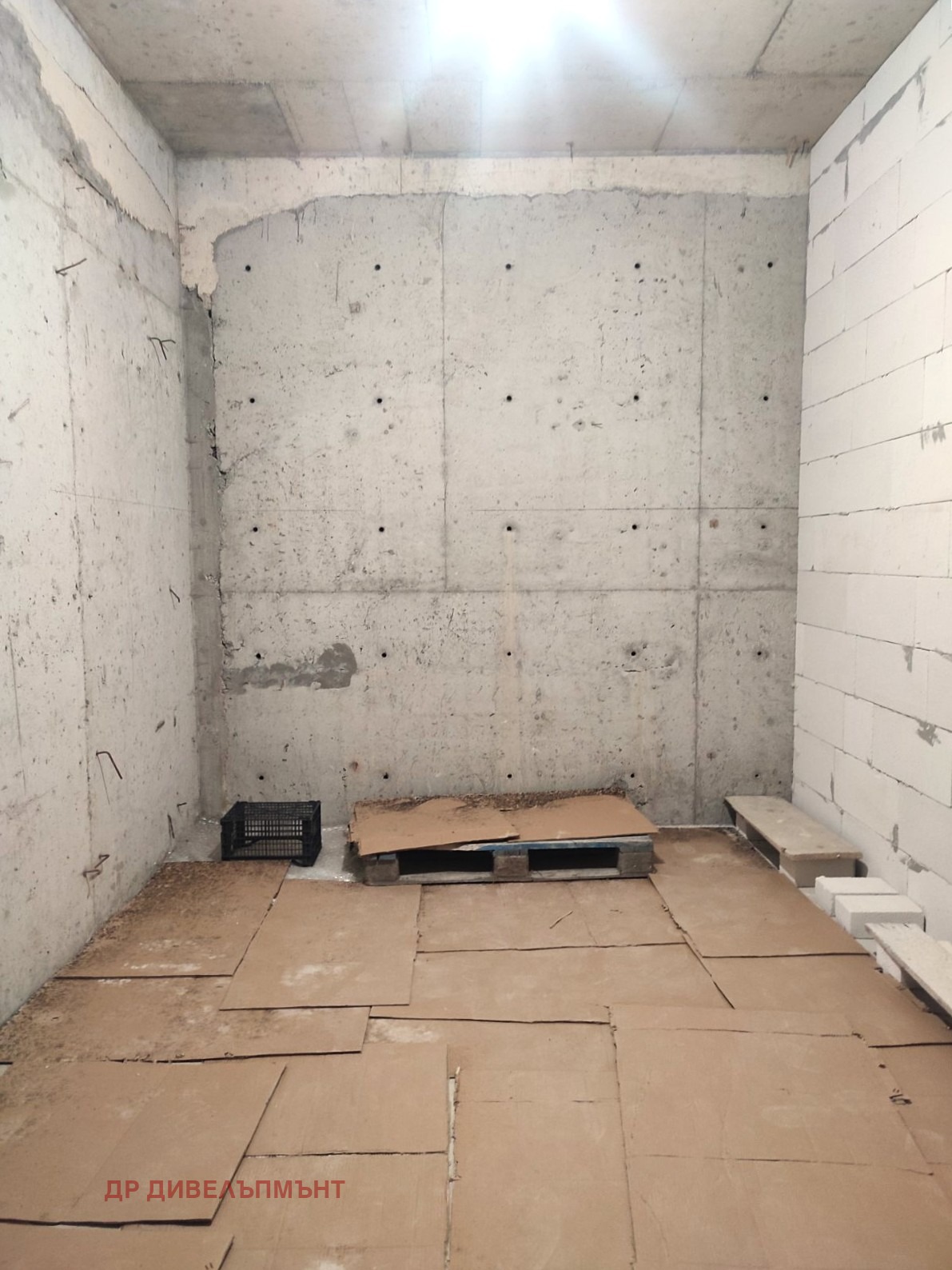 Вътрешност на склад със сив метален вход