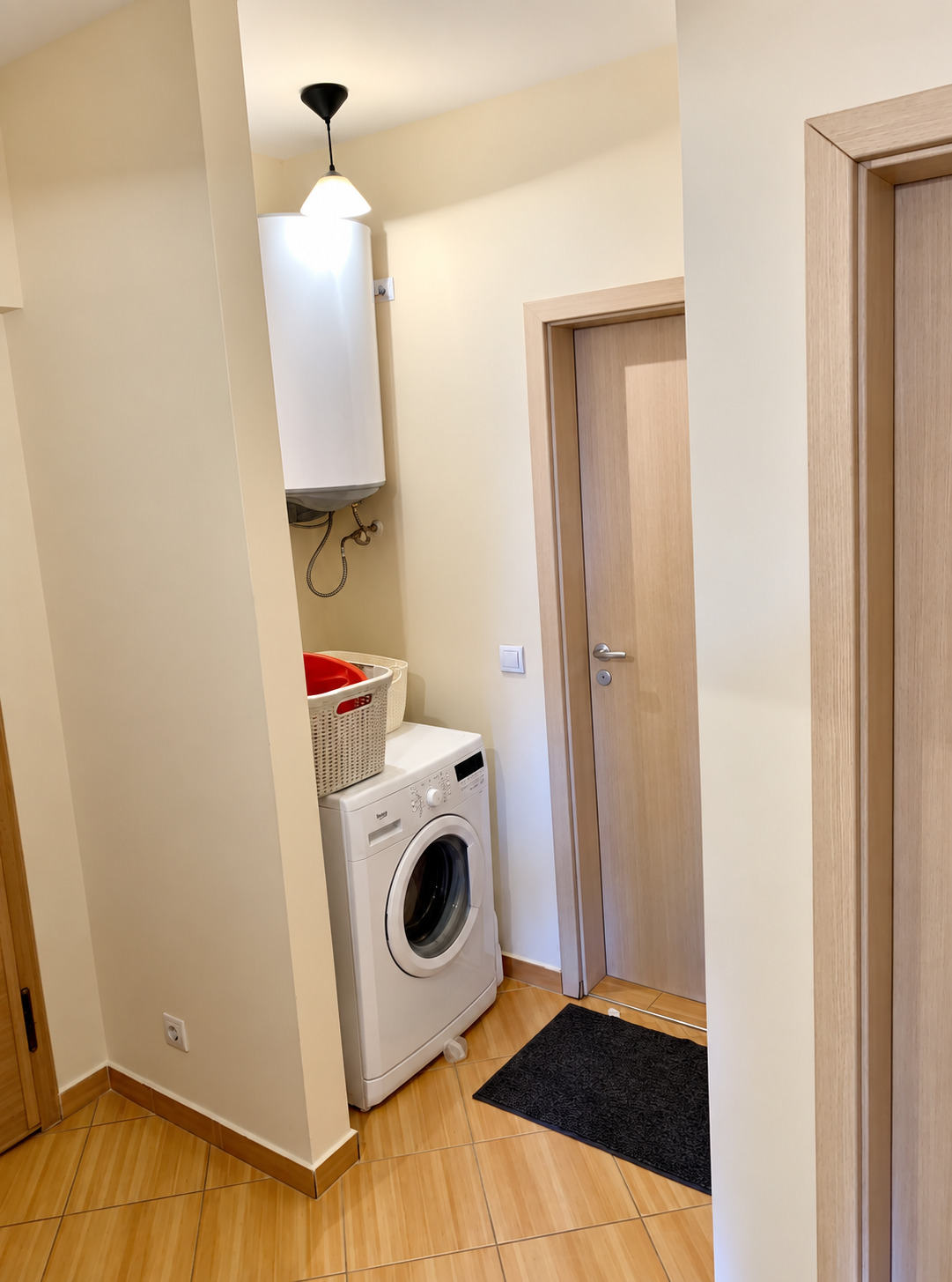 tristaen-apartament-108-kvm-pod-naem-manastirski-livadi-sofiya-napalno-obzaveden-10 Тристаен апартамент 108 кв.м под наем в Манастирски ливади | Напълно обзаведен