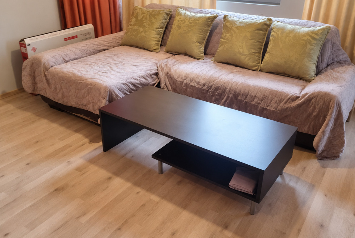 tristaen-apartament-108-kvm-pod-naem-manastirski-livadi-sofiya-napalno-obzaveden-2 Червена кухня с дървена трапезна маса четирима
