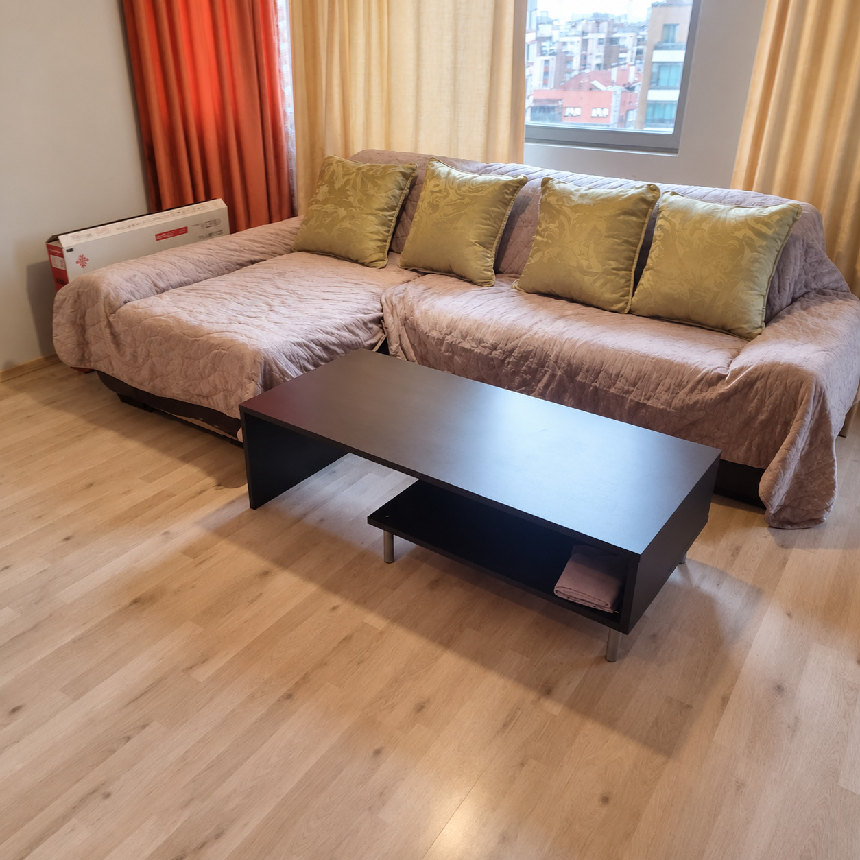 tristaen-apartament-108-kvm-pod-naem-manastirski-livadi-sofiya-napalno-obzaveden-2 Червена кухня с дървена трапезна маса четирима