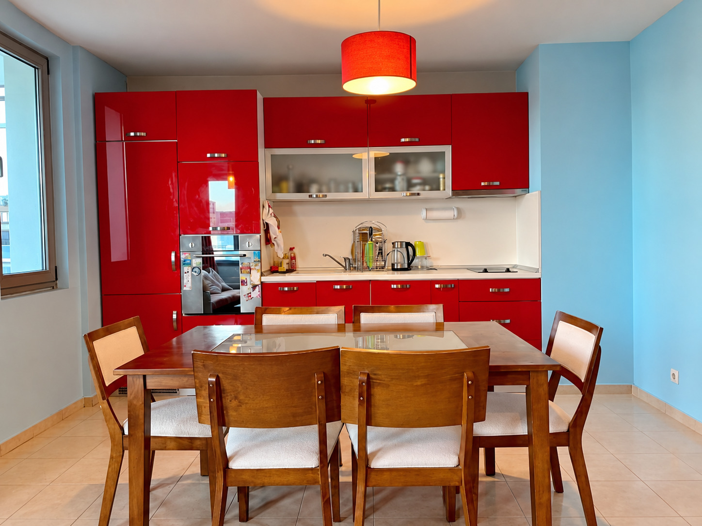 tristaen-apartament-108-kvm-pod-naem-manastirski-livadi-sofiya-napalno-obzaveden-3 Бежаво кожено диван с златни възглавници и град