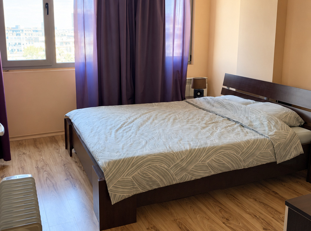 tristaen-apartament-108-kvm-pod-naem-manastirski-livadi-sofiya-napalno-obzaveden-4 Червена модерна кухня с светъл плот и уред