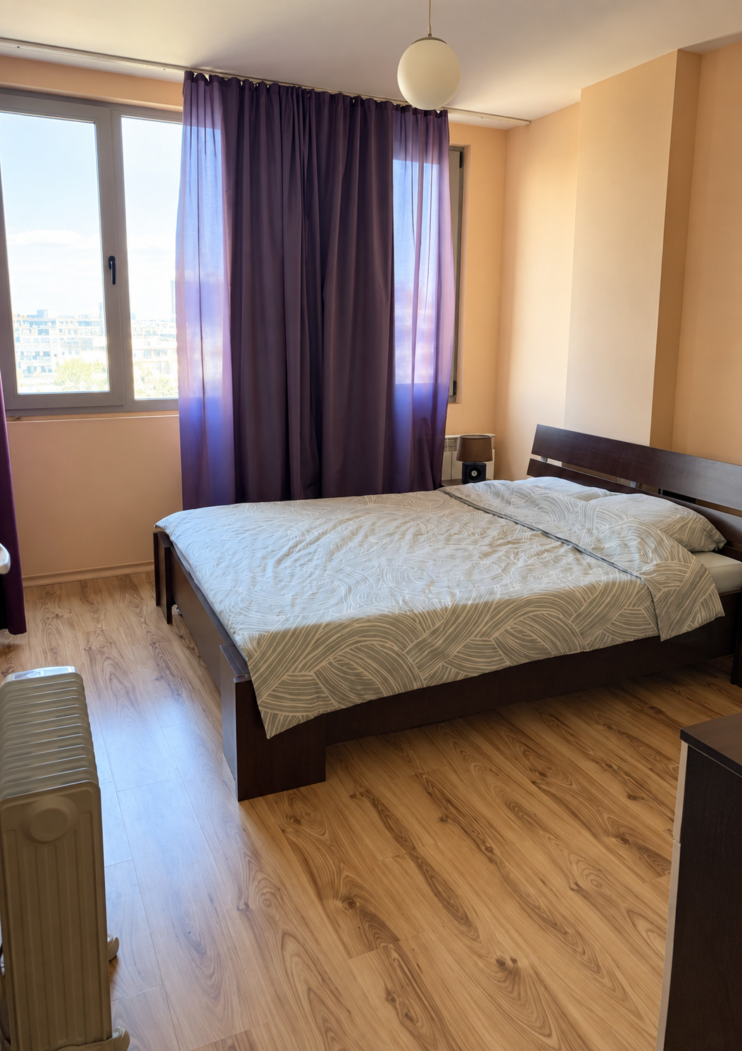tristaen-apartament-108-kvm-pod-naem-manastirski-livadi-sofiya-napalno-obzaveden-4 Червена модерна кухня с светъл плот и уред