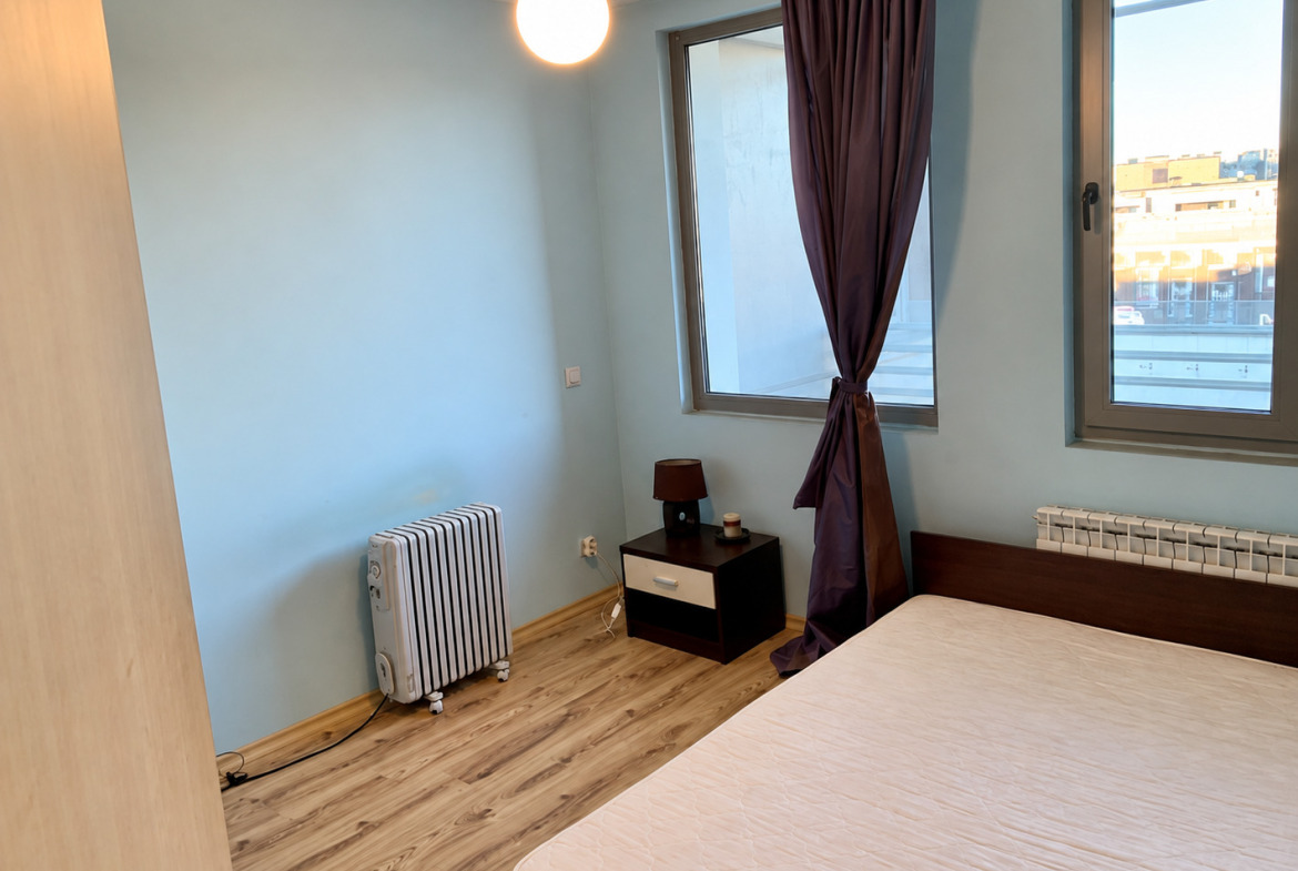 tristaen-apartament-108-kvm-pod-naem-manastirski-livadi-sofiya-napalno-obzaveden-6 Спалня с пежо стени черен гардероб комод
