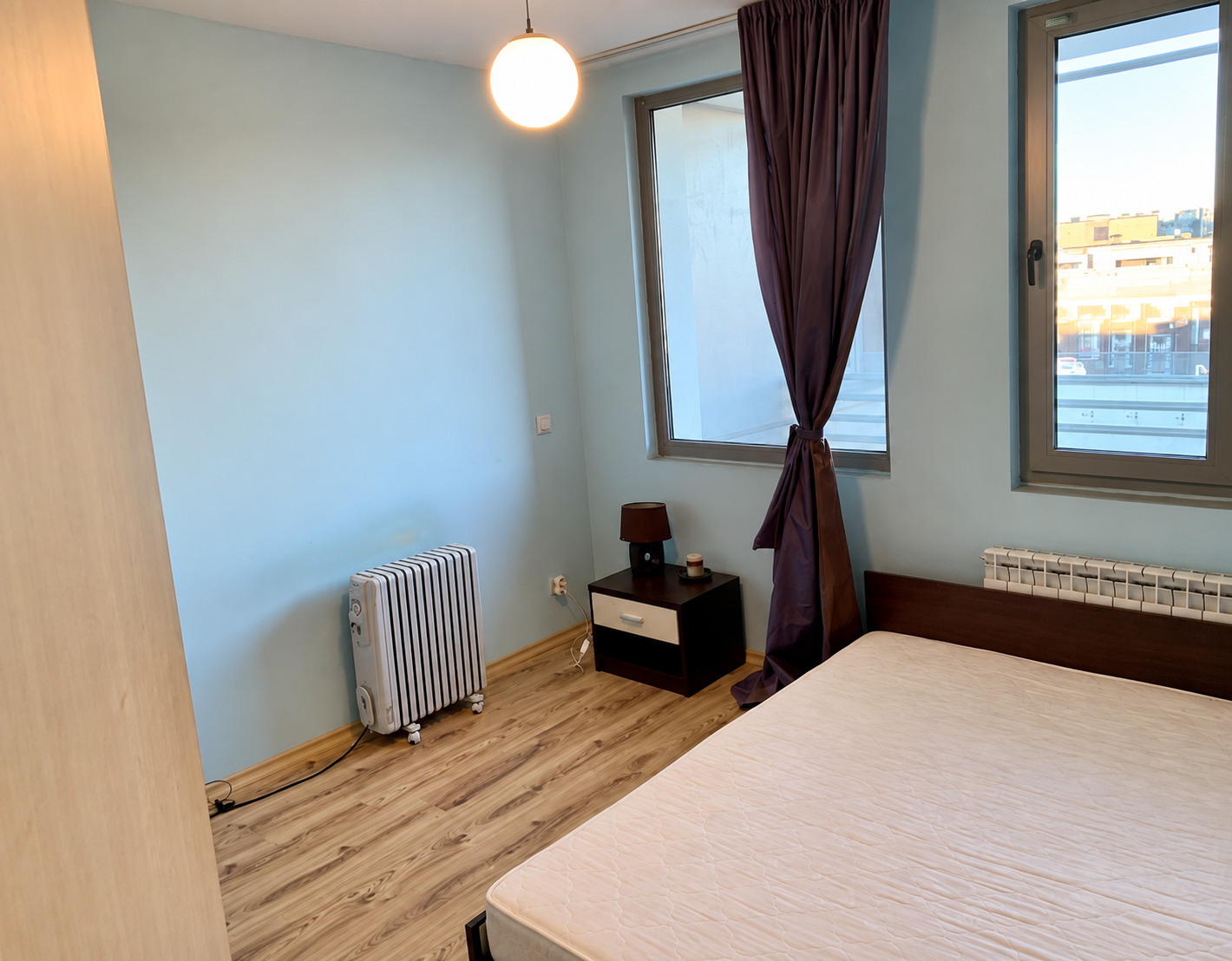 tristaen-apartament-108-kvm-pod-naem-manastirski-livadi-sofiya-napalno-obzaveden-6 Спалня с пежо стени черен гардероб комод