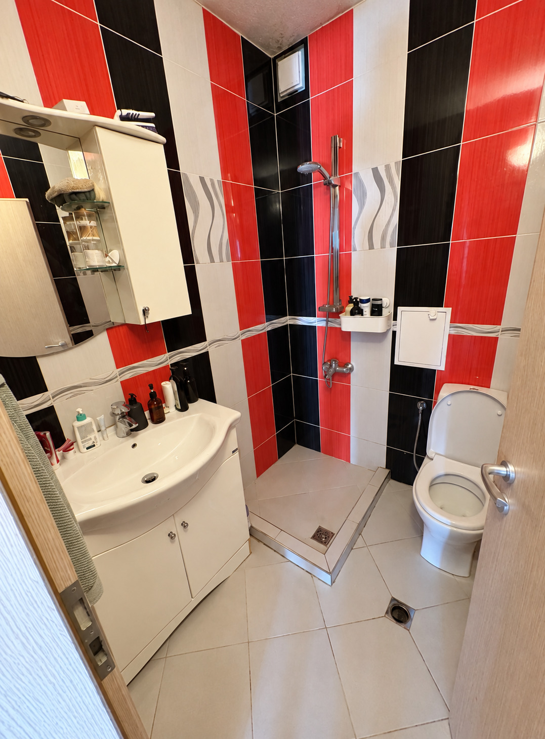 tristaen-apartament-108-kvm-pod-naem-manastirski-livadi-sofiya-napalno-obzaveden-8 Тристаен апартамент 108 кв.м под наем в Манастирски ливади | Напълно обзаведен