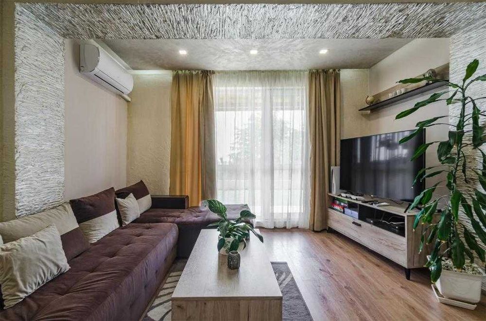 tristaen-apartament-130-sqm-pod-naem-varna-terasa-2 Модерен дневен кът с телевизор и растения
