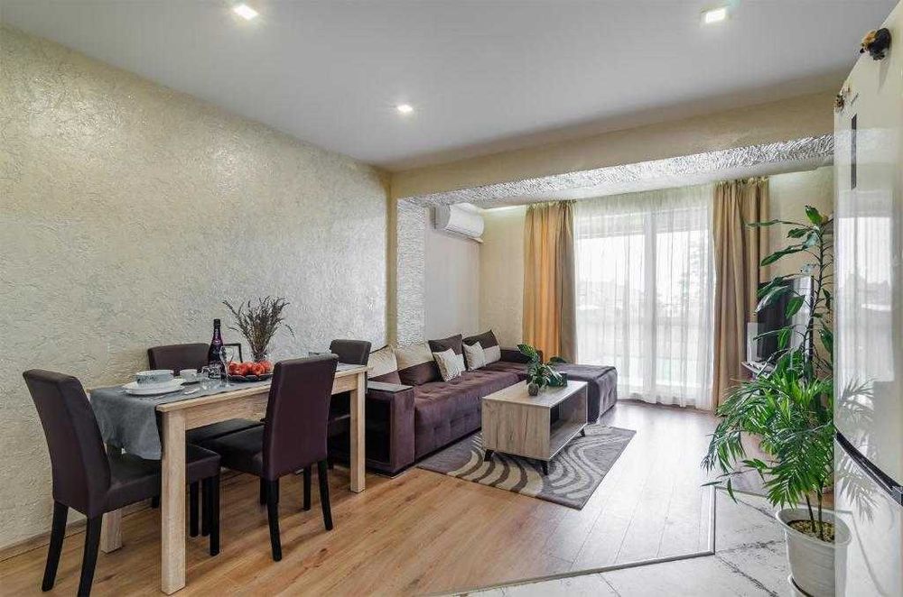 tristaen-apartament-130-sqm-pod-naem-varna-terasa-4 Обединен дневен и трапезен кът със светлина