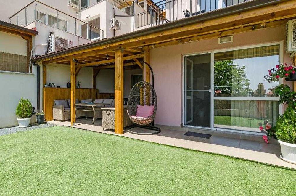 Дървена тераса с pergola и градински мебели