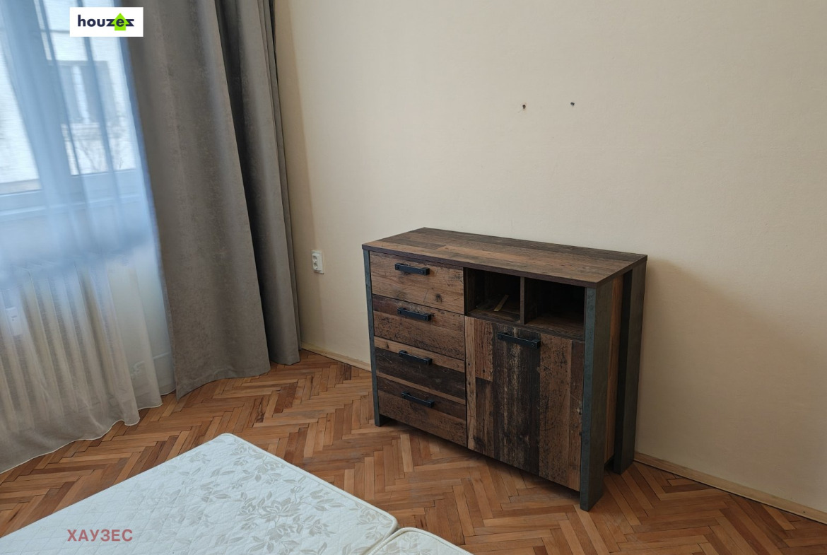 Баня с плочки, мивка и огледало