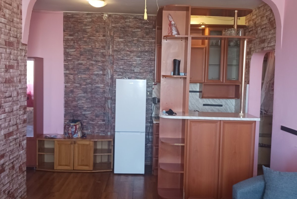 Просторна всекидневна с розово стенопис и мебели